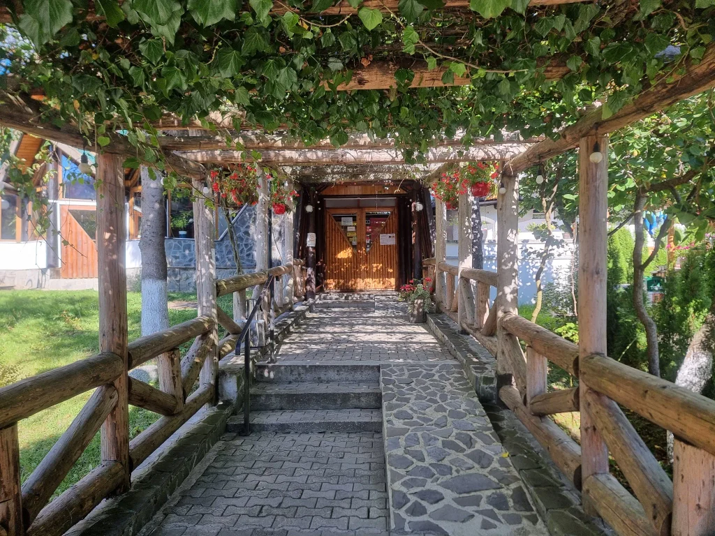 Aleea de intrare la Gura Diham