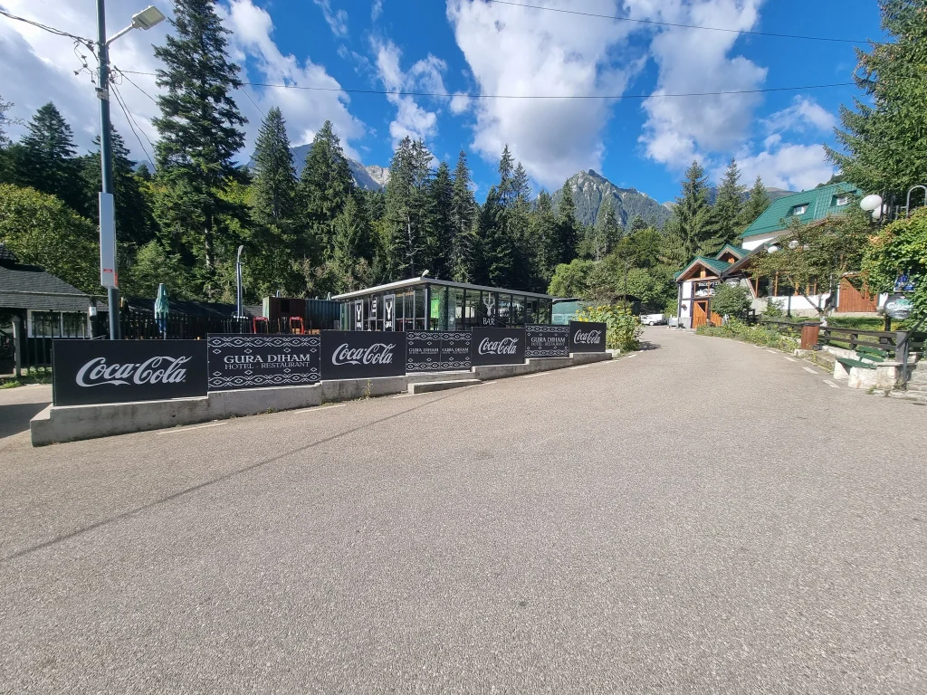 Drumul de acces și zona exterioară de la Gura Diham