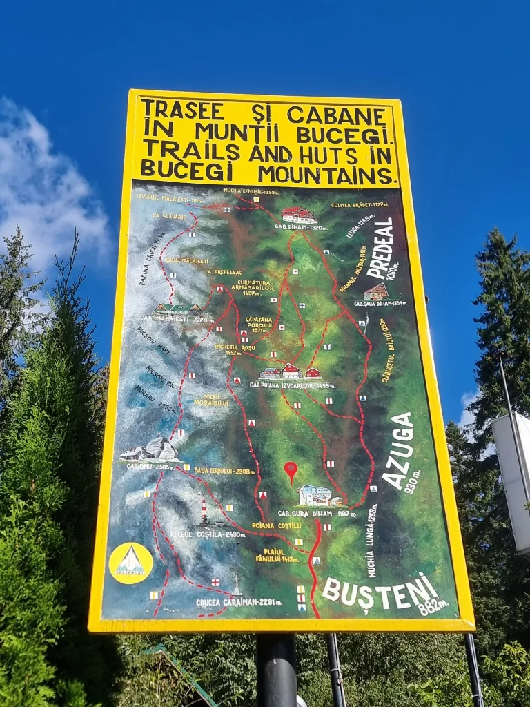 Hartă cu trasee și cabane din Munții Bucegi amplasată la Gura Diham