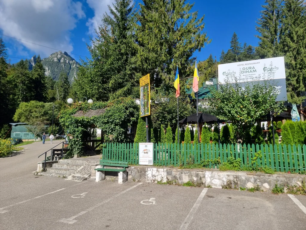 Hotelul și restaurantul Gura Diham văzute din față