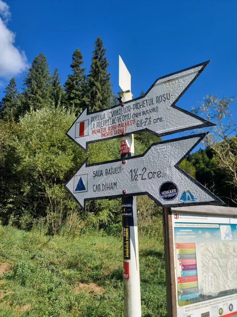 Indicator montan la Gura Diham spre Cabana Diham, Poiana Izvoarelor, Pichetul Roșu și Vârful Omu