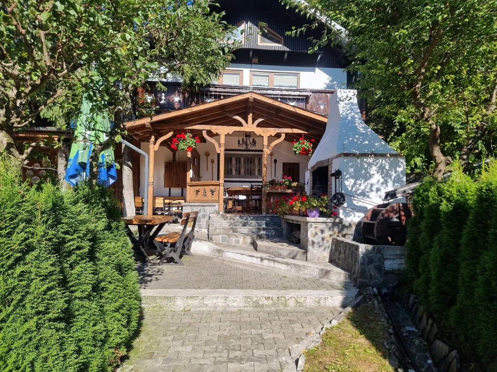 Pridvor rustic și terasă la Gura Diham
