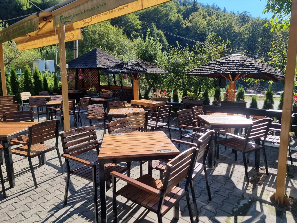 Terasa exterioară cu mese și foișoare la Gura Diham