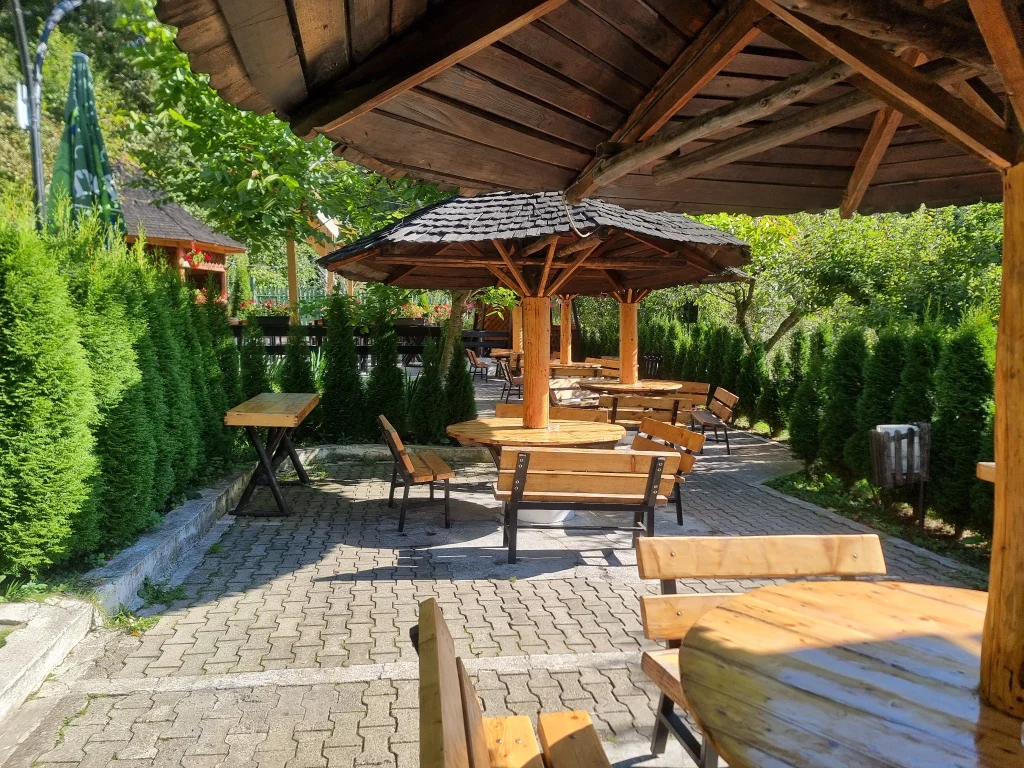 Foișoare și mese în grădina de la Gura Diham